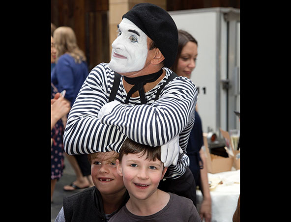Mime Sydney - Mime Arist For Hire - Roving Entertainers